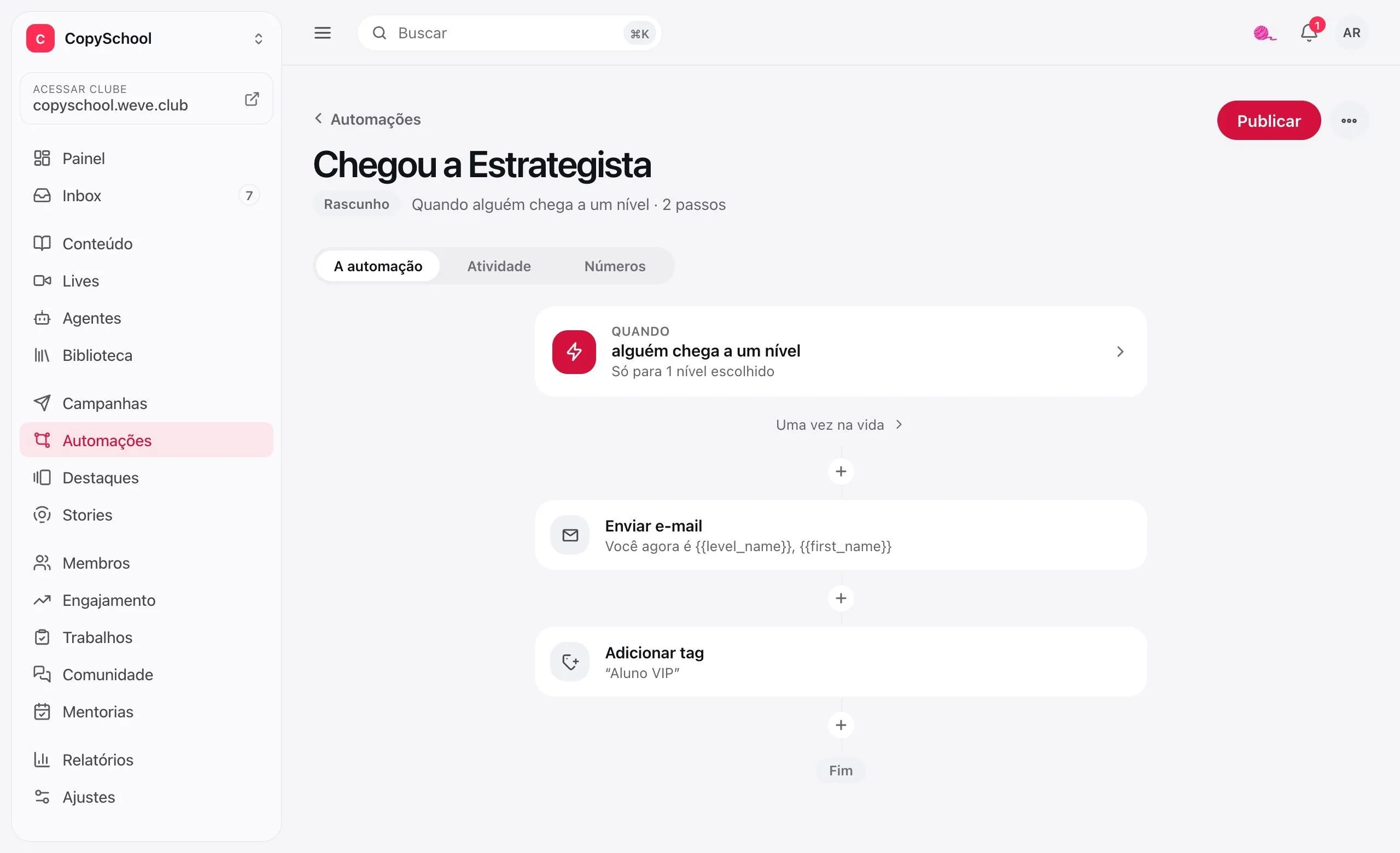 Uma automação no painel: quando alguém chega ao nível Estrategista, enviar um e-mail de parabéns e adicionar a tag Aluno VIP