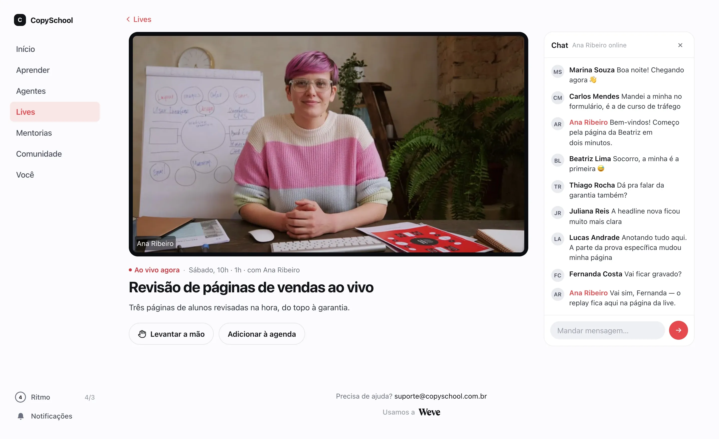 Uma live no clube do aluno: a apresentadora ao vivo, o chat da turma ao lado e o botão de levantar a mão