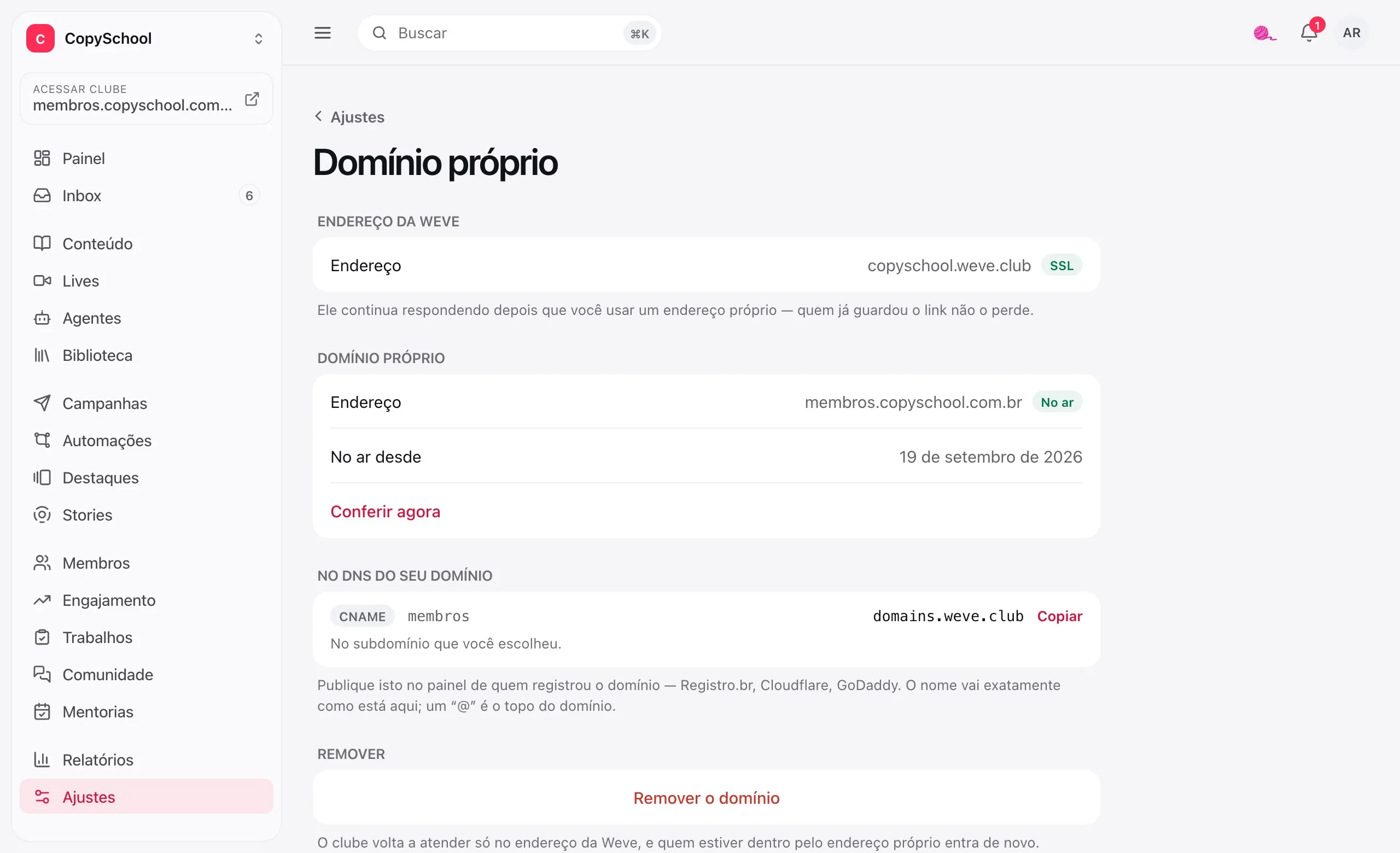 A tela de domínio próprio no painel: membros.copyschool.com.br no ar, o endereço da Weve que continua respondendo e o CNAME a publicar