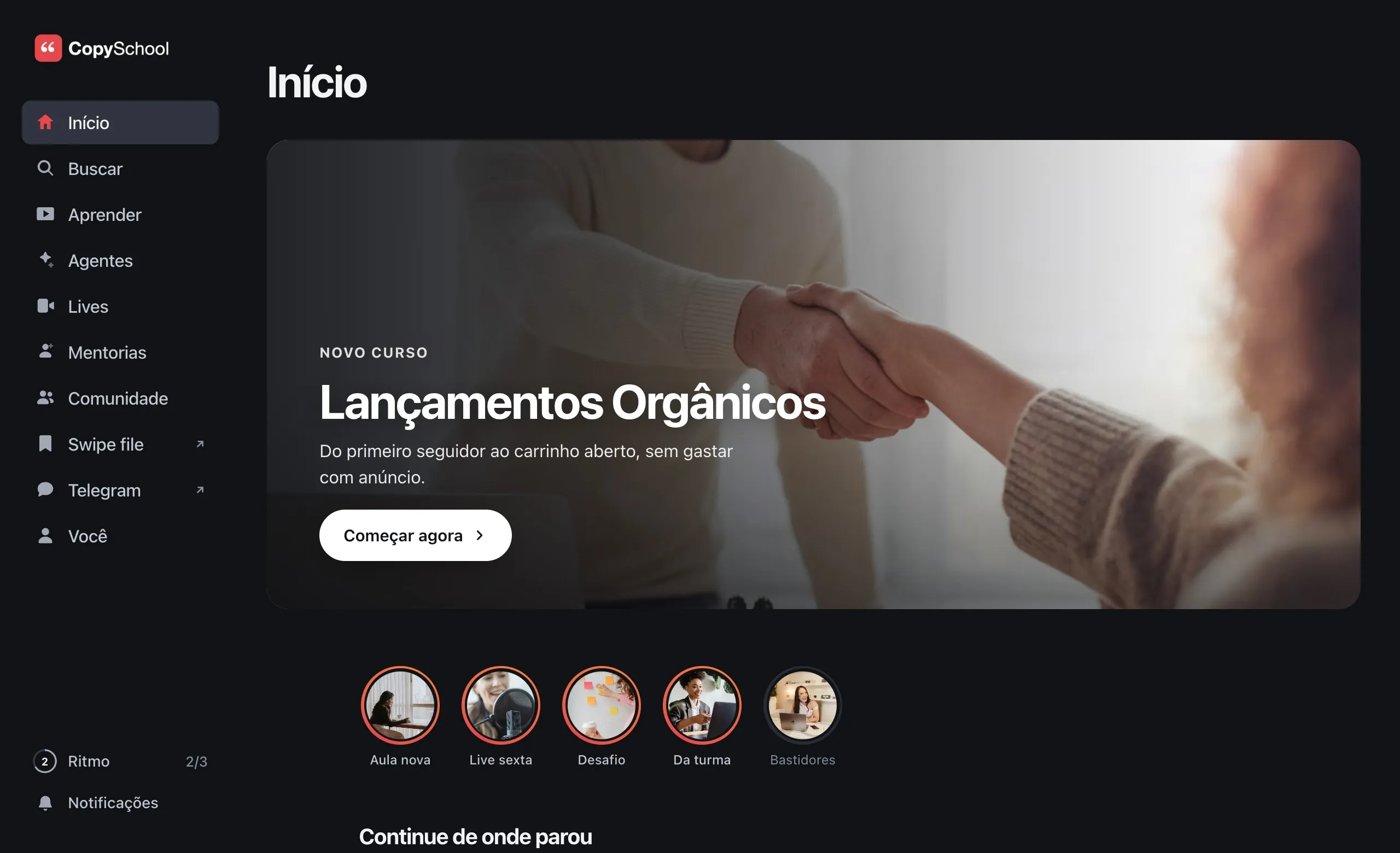 O Início do clube CopySchool em tema escuro: o logo do clube no topo do menu, os links Swipe file e Telegram, o destaque do curso novo e os stories