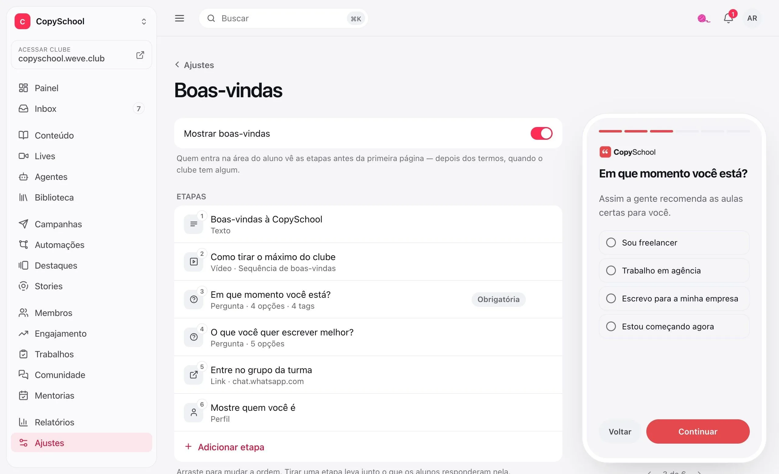 O editor de boas-vindas no painel: seis etapas em fila, a pergunta obrigatória com quatro opções que marcam tags e a prévia num telefone ao lado
