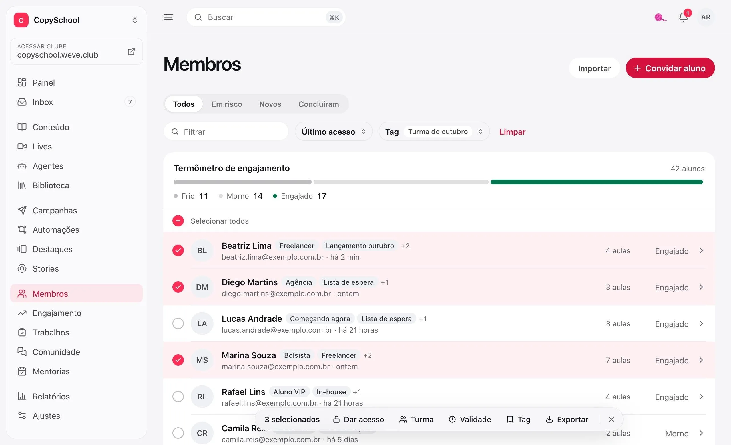 A lista de membros com o termômetro de engajamento e três alunos marcados para uma ação em lote