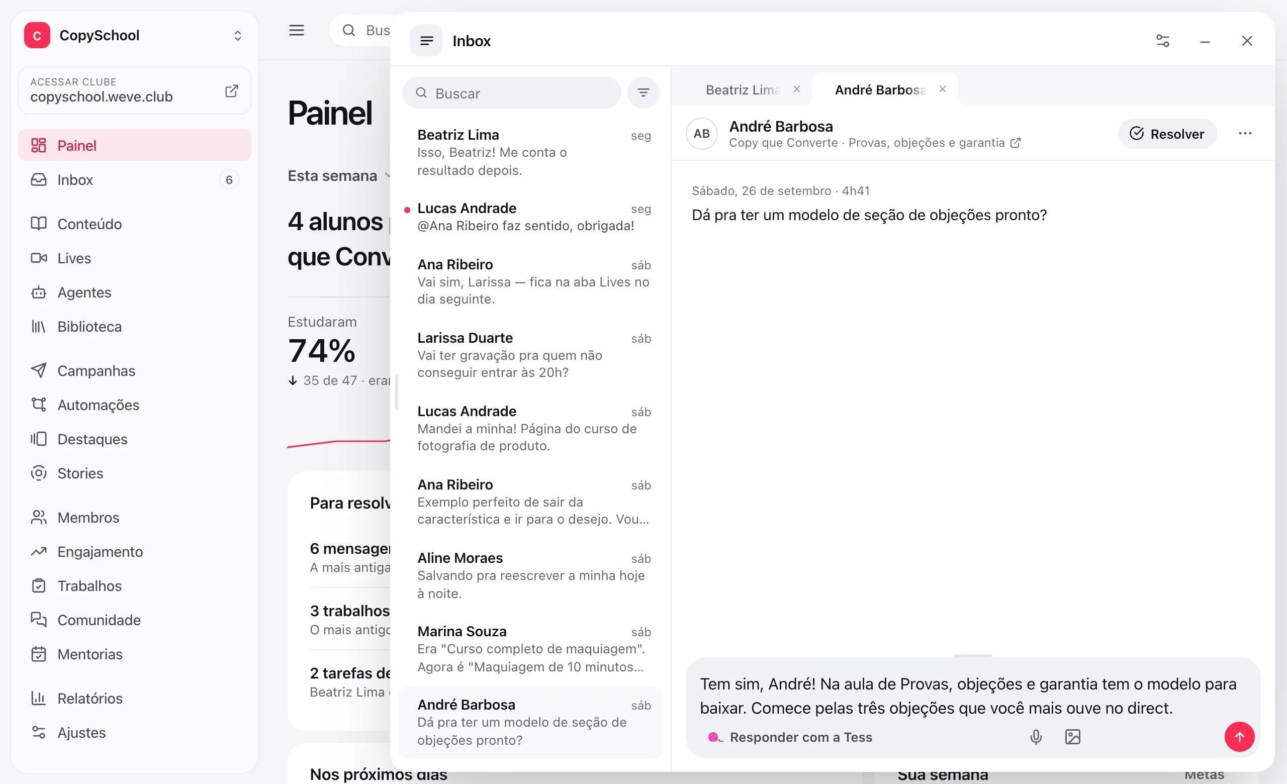 O Inbox aberto sobre o Painel: a lista de conversas dos alunos e a pergunta de um aluno sobre a aula de objeções, com a resposta sendo escrita