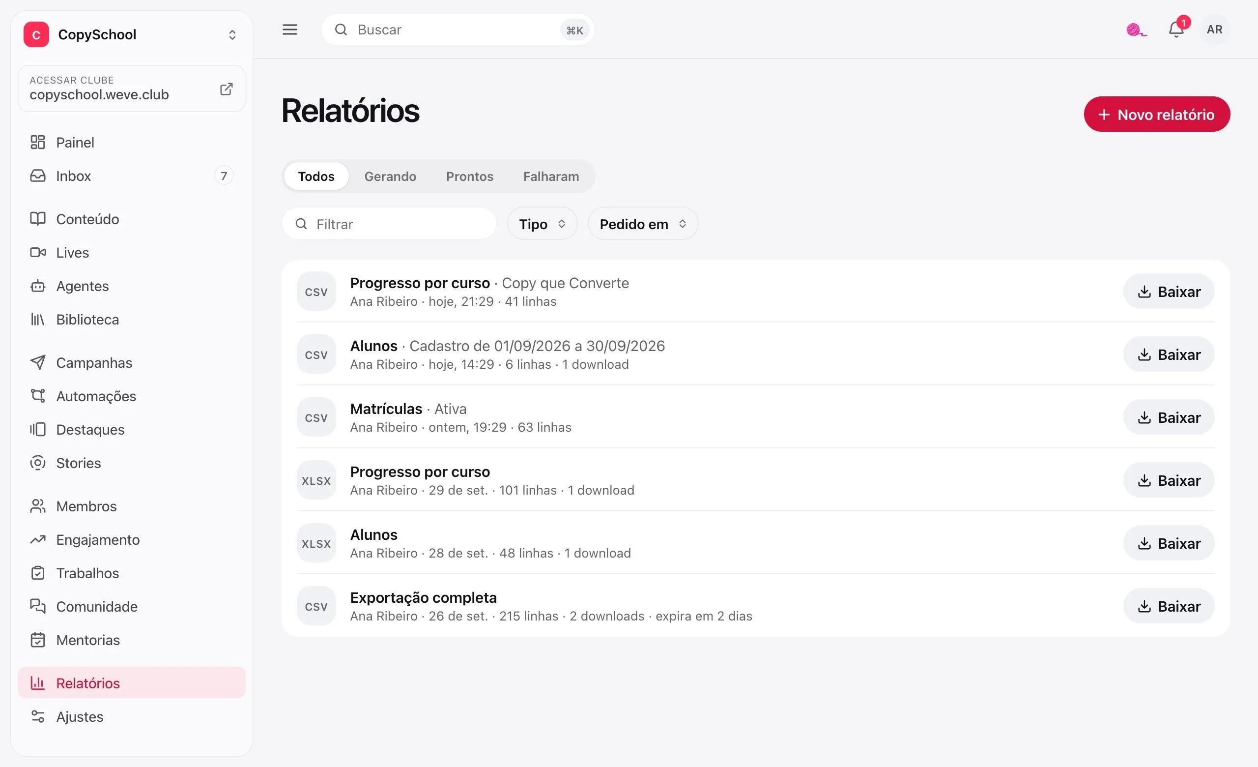 Os Relatórios: progresso por curso, alunos, matrículas e a exportação completa, cada um com o formato, quem pediu, quantas linhas e o botão Baixar