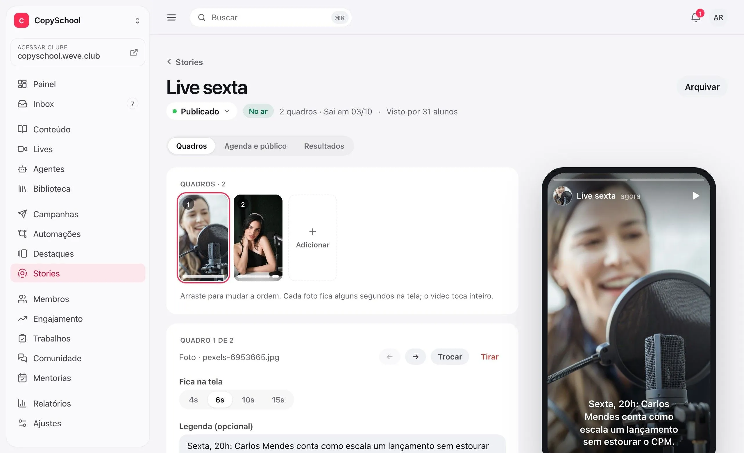 O editor do story no painel: os quadros em fila, a duração e a legenda do quadro escolhido e a prévia num telefone ao lado