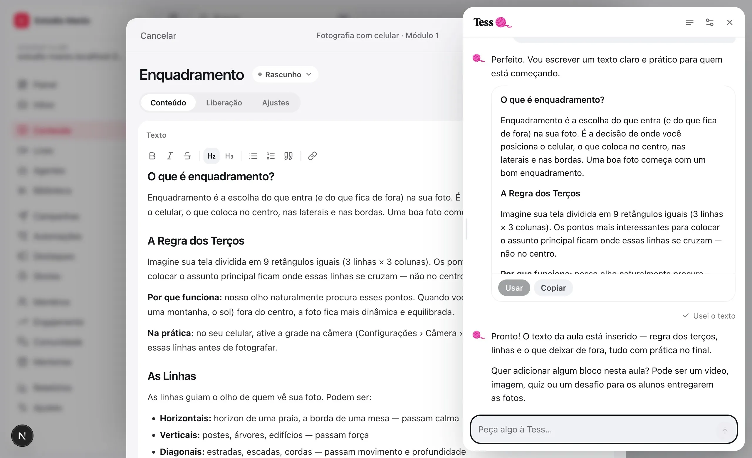 O editor da aula com o texto que a Tess escreveu, em blocos, e a conversa ao lado