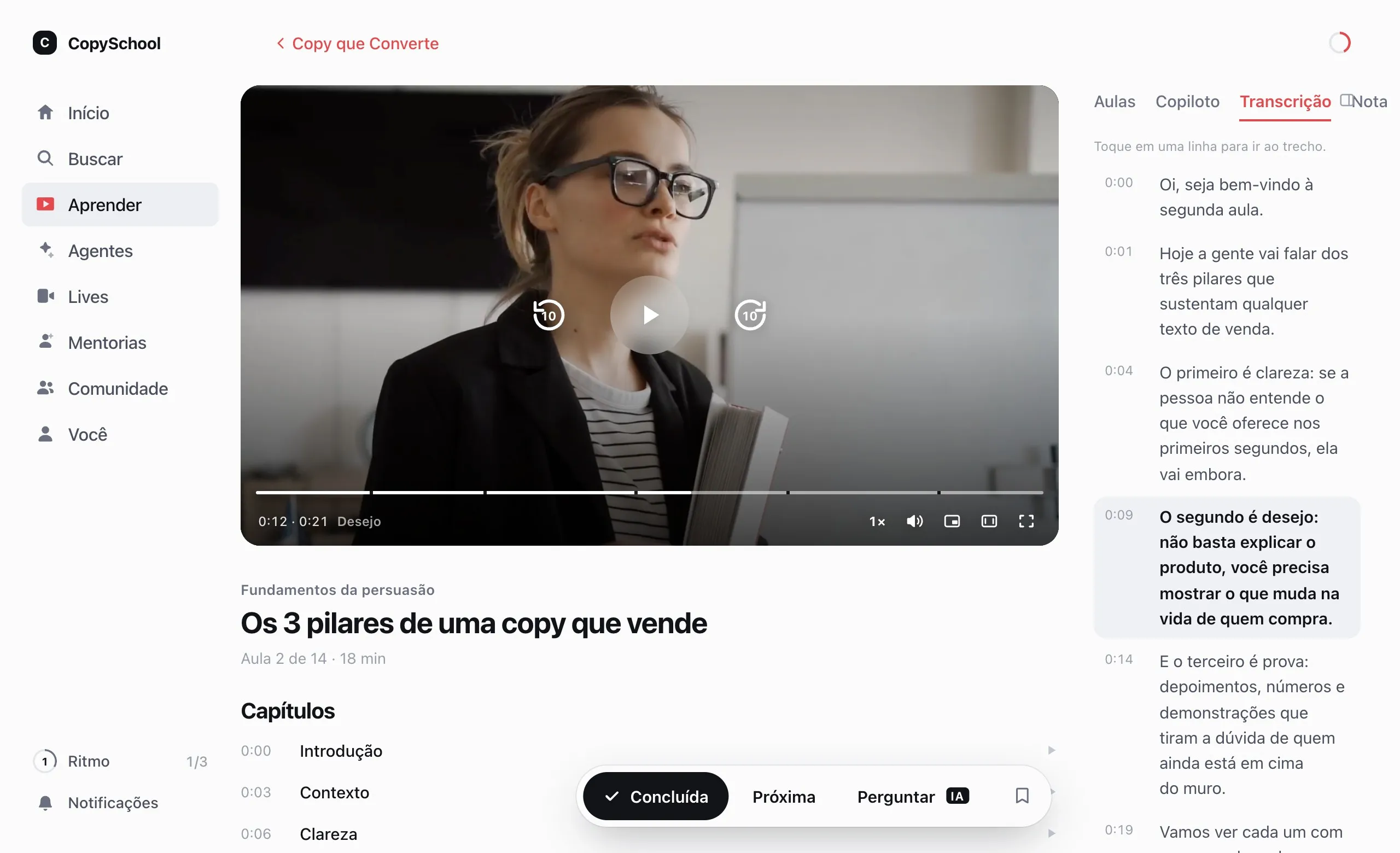 Uma aula no clube do aluno: o vídeo e, ao lado, a transcrição com o trecho que está tocando aceso