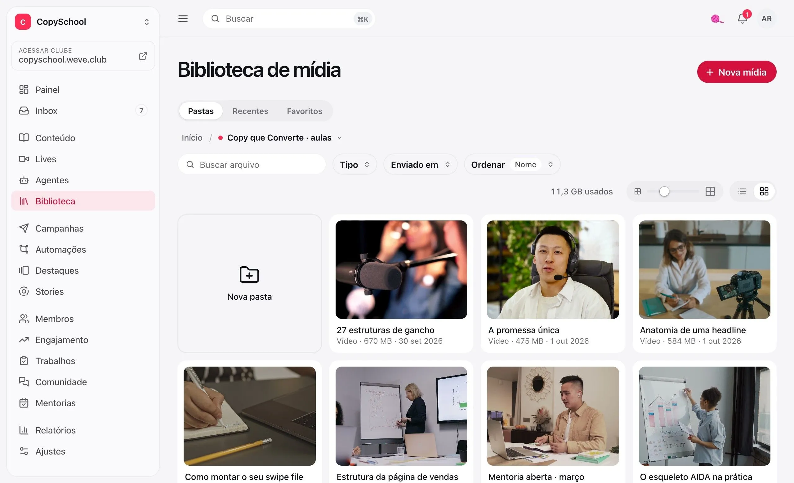 A biblioteca de mídia no painel: a pasta das aulas do curso Copy que Converte com os vídeos em cartões