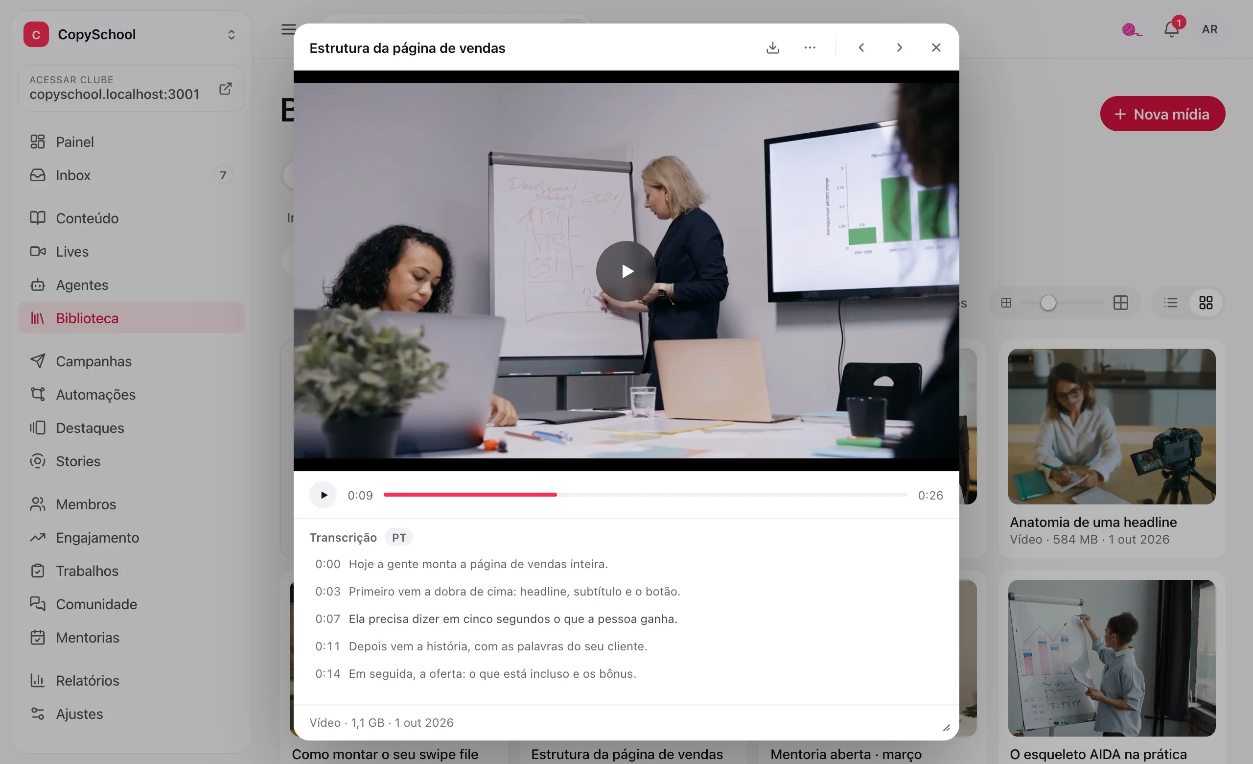 Um vídeo aberto na biblioteca: o player e, embaixo, a transcrição frase a frase com o minuto de cada uma