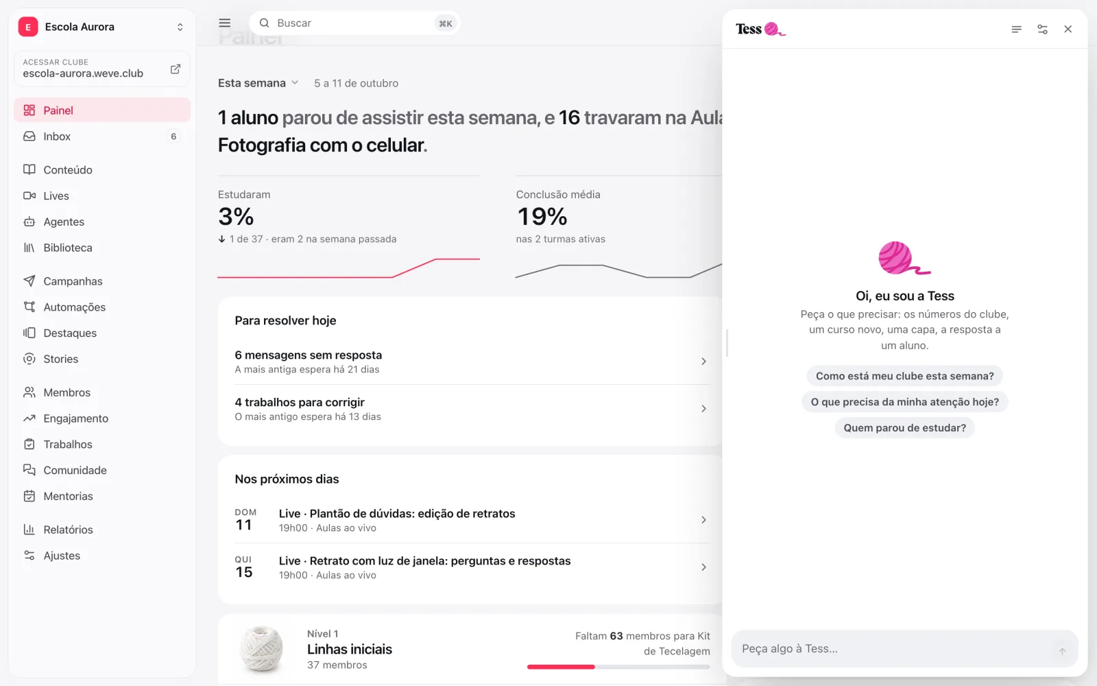 Painel da Tess aberto ao lado do Painel do clube, com a conversa vazia e as sugestões da tela