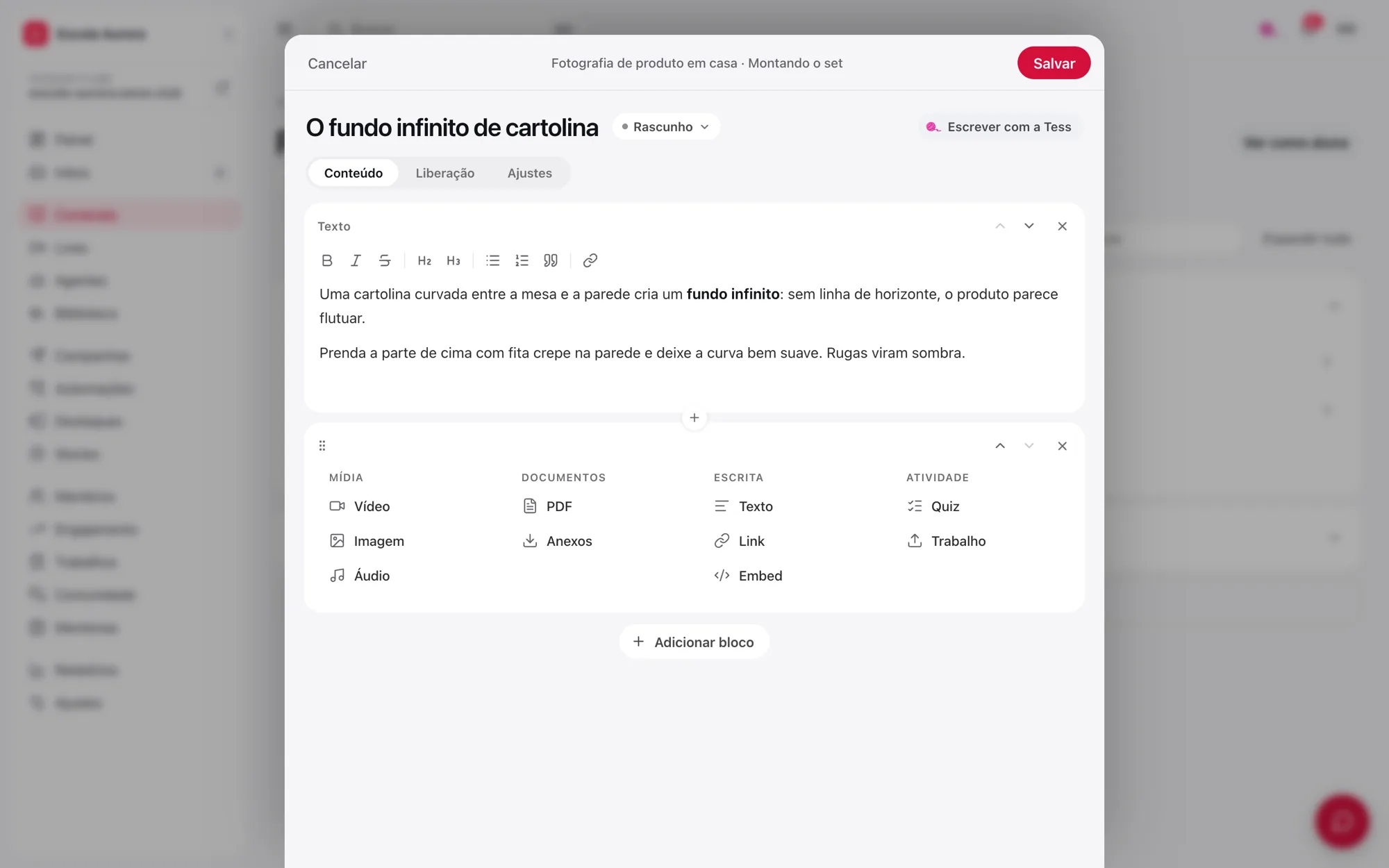 Editor da aula com a escolha do tipo de bloco: Vídeo, Imagem, Áudio, PDF, Anexos, Texto, Link, Embed, Quiz e Trabalho
