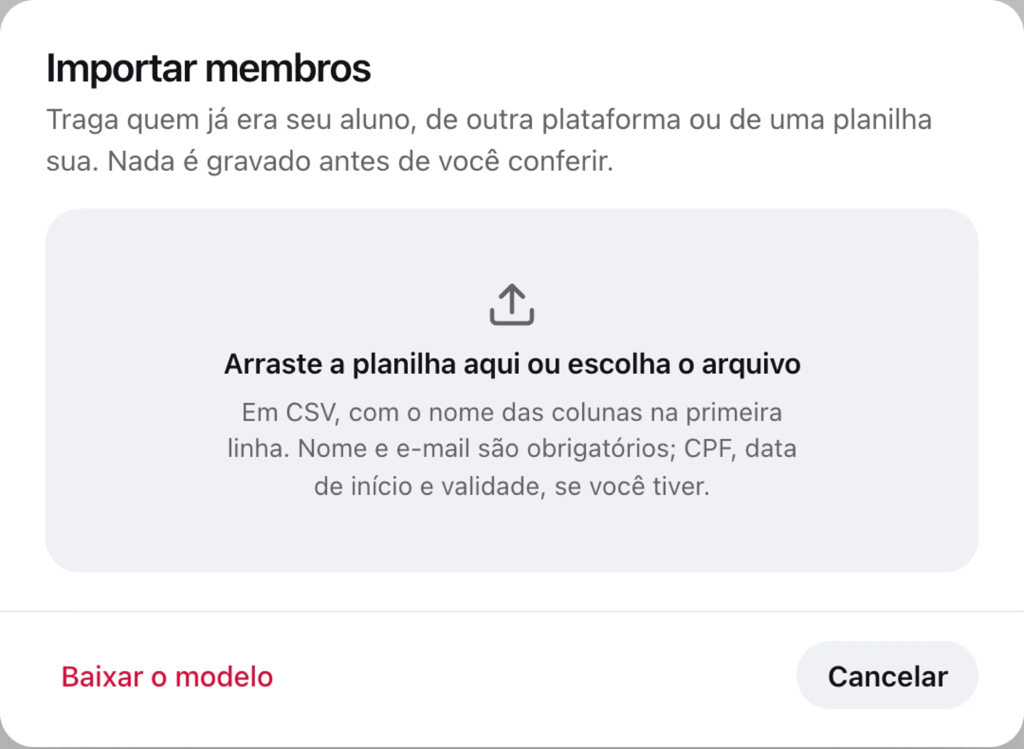 Diálogo Importar membros com o quadro para arrastar a planilha e o link Baixar o modelo