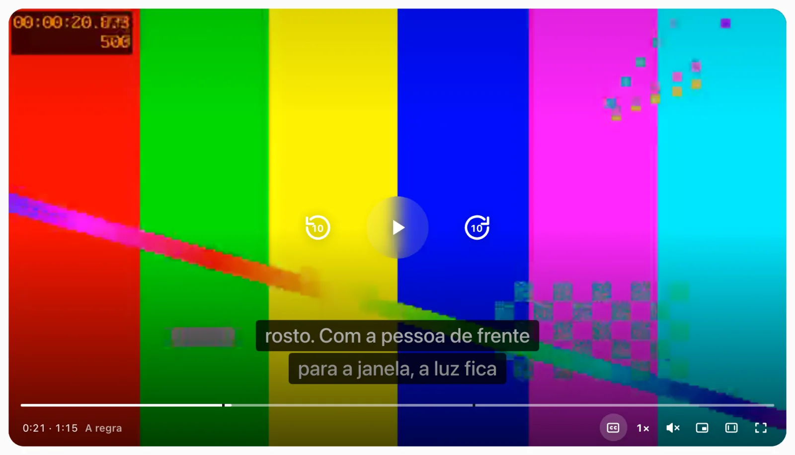 Player da aula com a legenda ligada sobre o vídeo e o botão CC aceso na barra de controles