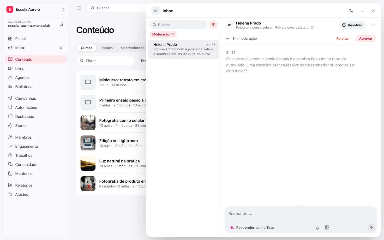 Inbox filtrado por Moderação, com a conversa aberta e a faixa Em moderação com os botões Rejeitar e Aprovar