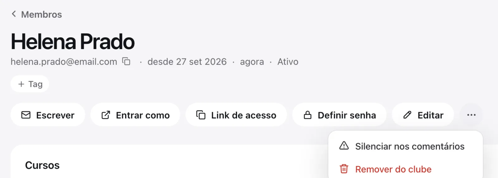 Página do aluno com o menu aberto em Silenciar nos comentários e Remover do clube