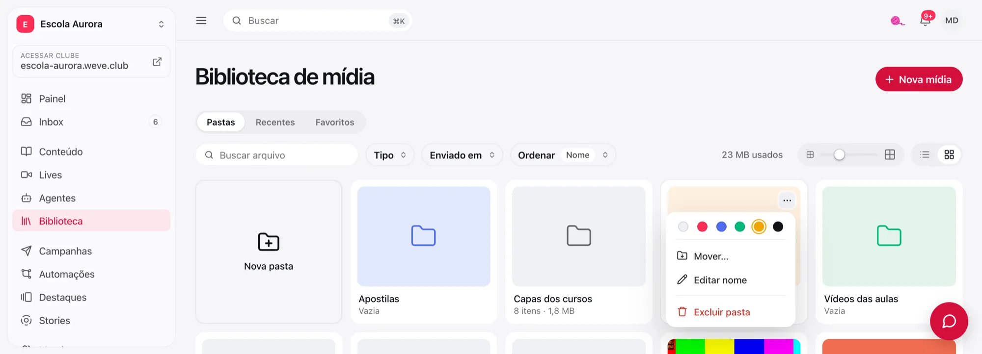 Biblioteca com as pastas Apostilas, Capas dos cursos, Fotos de exemplo e Vídeos das aulas, e o menu da pasta aberto com as cores, Mover…, Editar nome e Excluir pasta