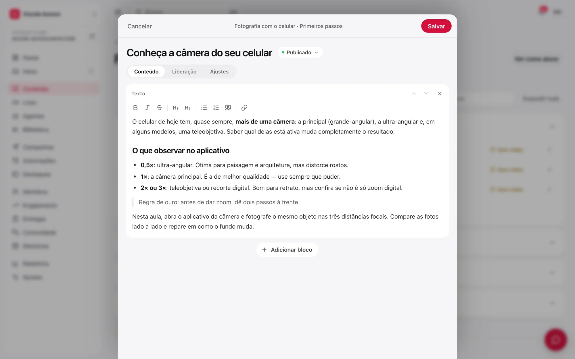 Editor da aula com as abas Conteúdo, Liberação e Ajustes, um bloco de texto e o botão Salvar