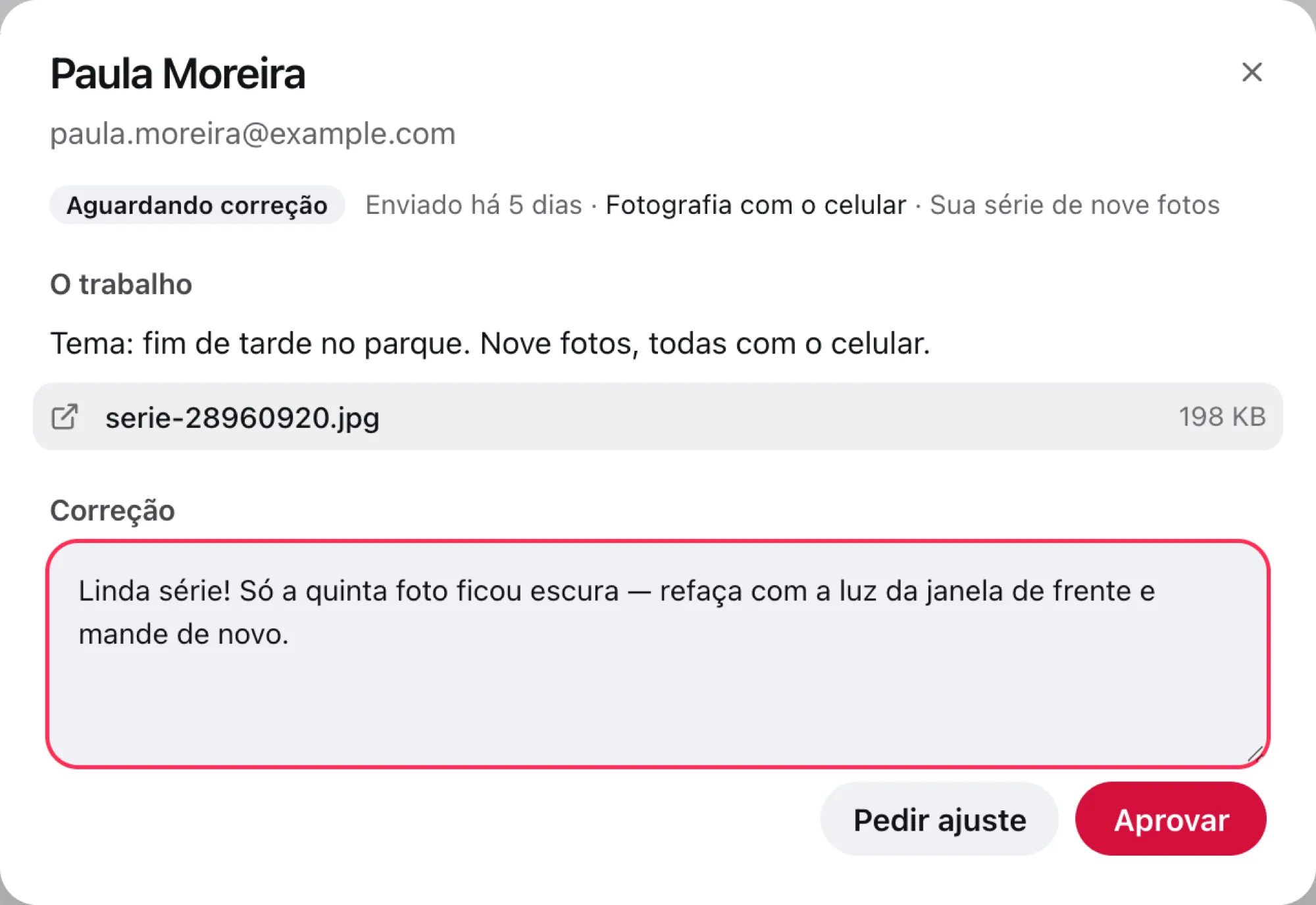 Janela do trabalho de Paula Moreira com o texto, o arquivo enviado, um comentário de correção escrito e os botões Pedir ajuste e Aprovar