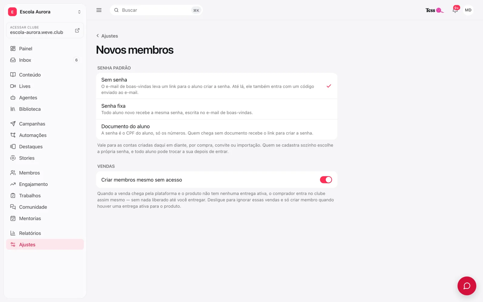 Tela Novos membros com as opções de Senha padrão e o ajuste Criar membros mesmo sem acesso